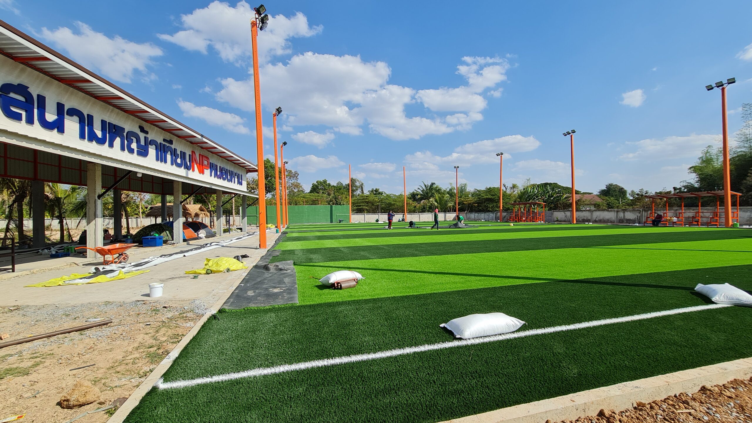 ทำสนามฟุตบอลหญ้าเทียม