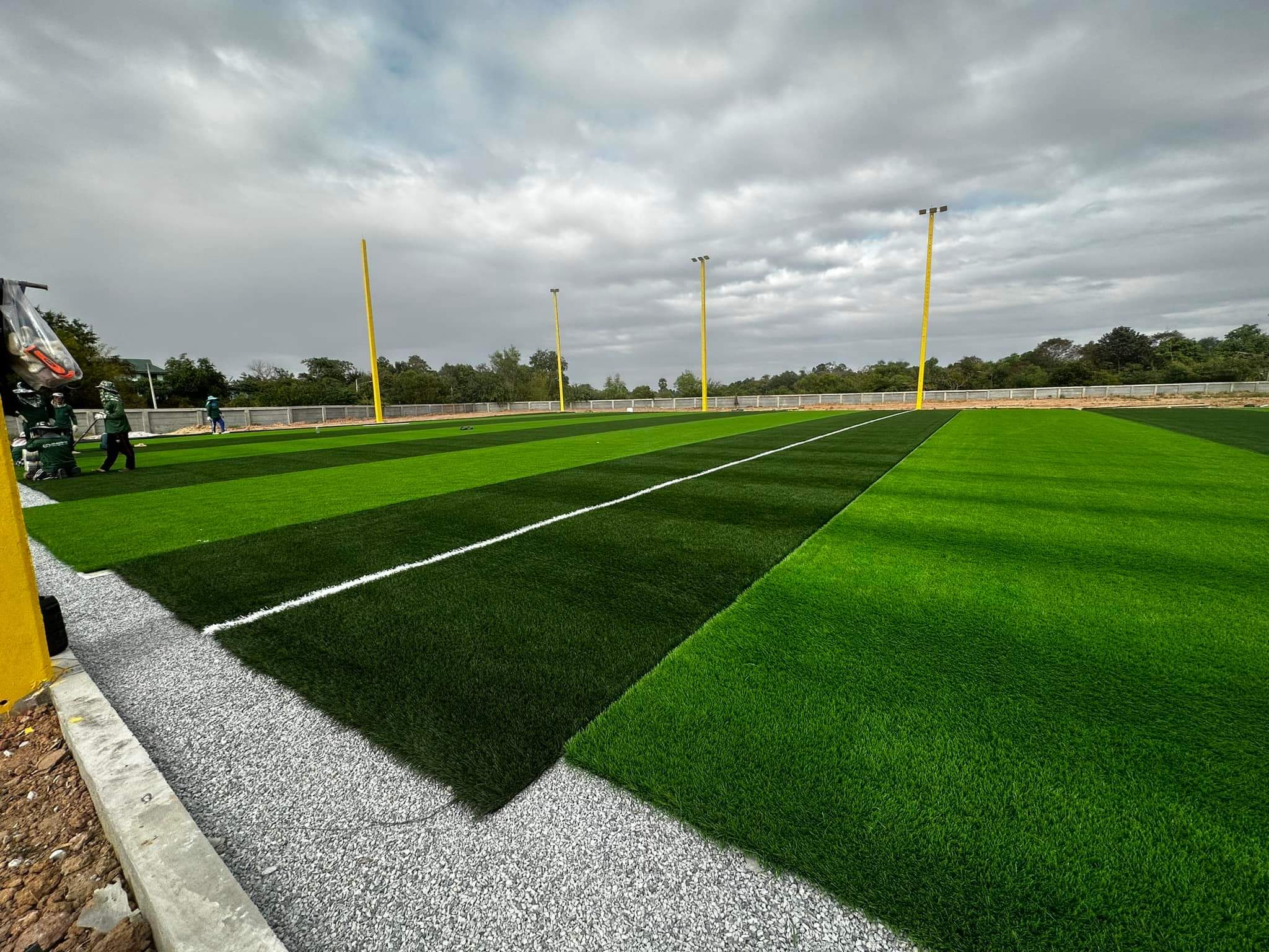 สร้างสนามฟุตบอลหญ้าเทียม