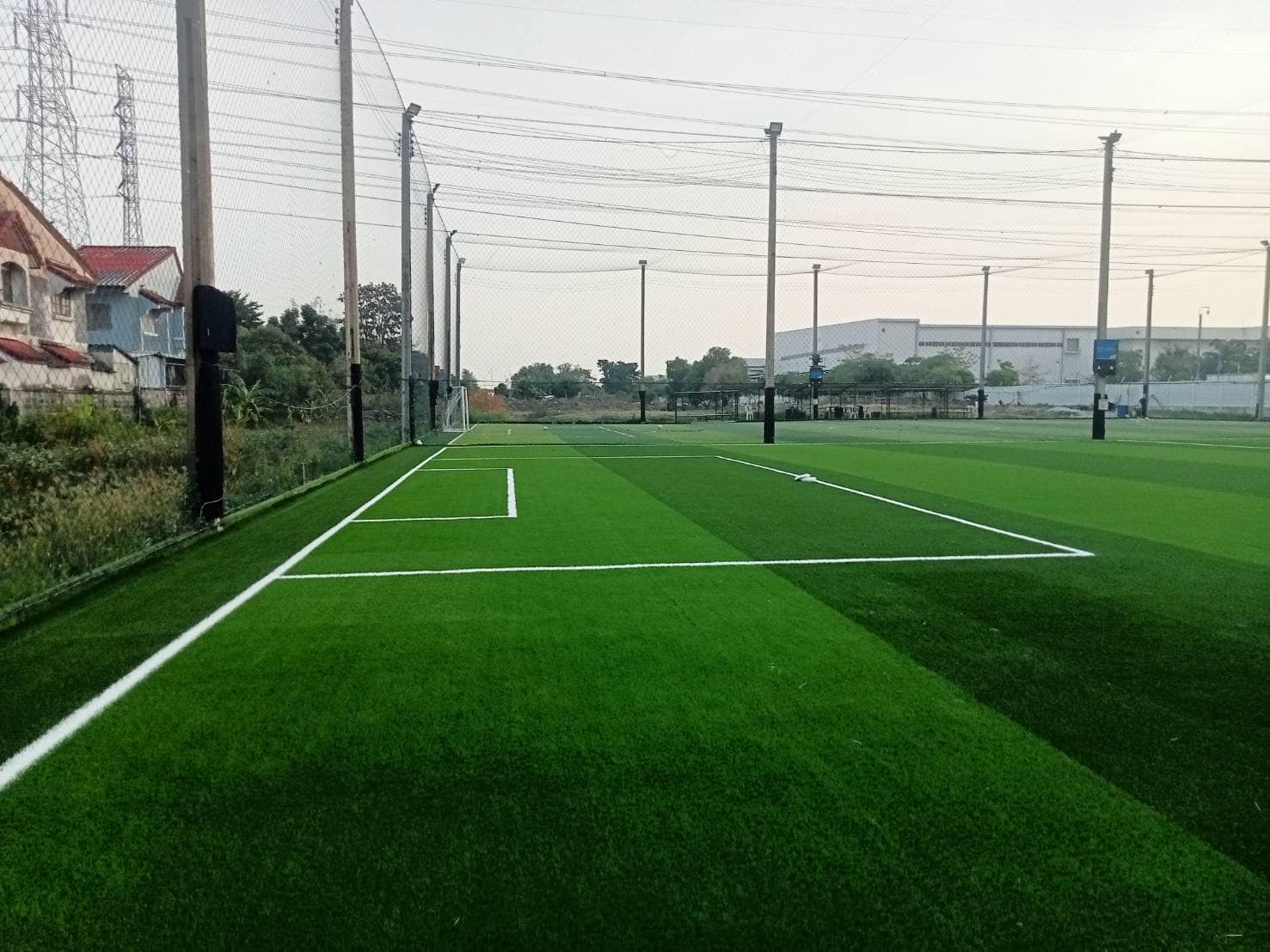 ความแตกต่างสนามหญ้าเทียมกับสนามหญ้าจริง รับสร้างสนามฟุตบอลหญ้าเทียม รับปูหญ้าเทียม รับสร้าง